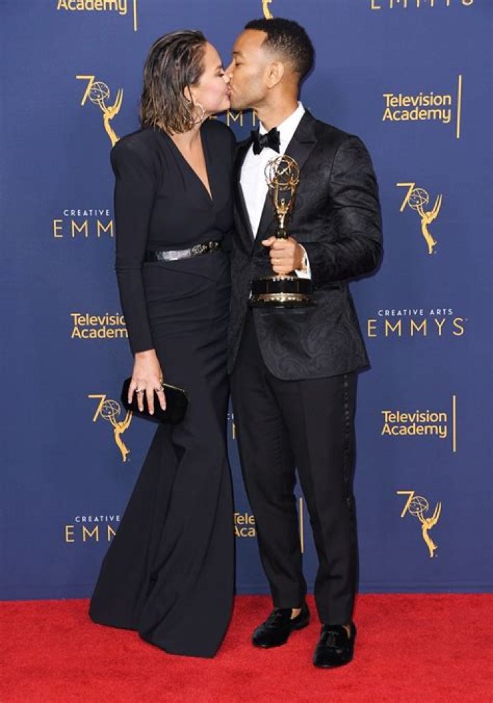 2018 Celeb PDA Moments: Pics