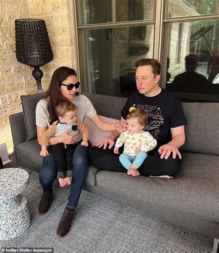 Elon Musk & Grimes Pose With Their Baby Son In Rare Family Pic – Hollywood Life