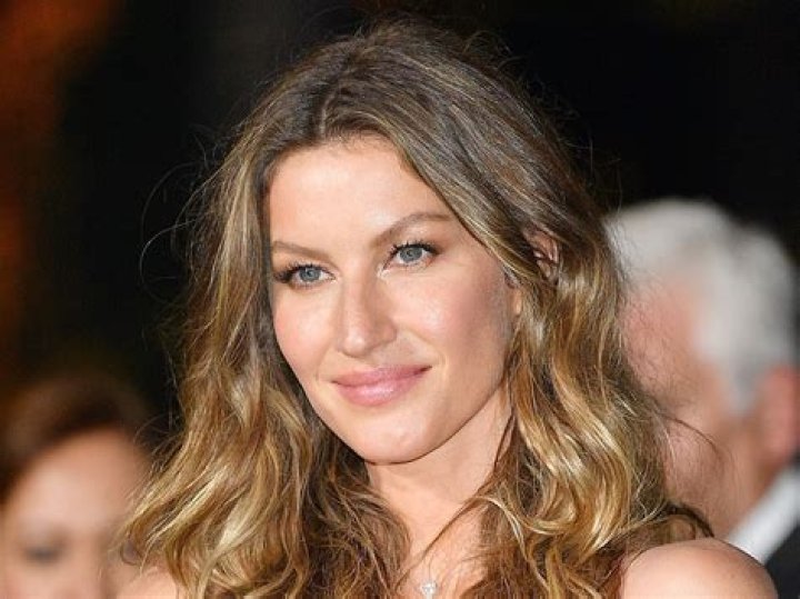Gisele Bundchen Goes Makeup-Free For Grocery Shopping Trip – Hollywood Life