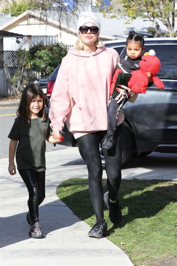 How You Can Safely Quaran-Team Just Like Khloe Kardashian, Her Sisters & Their Kids – Doctor Explains