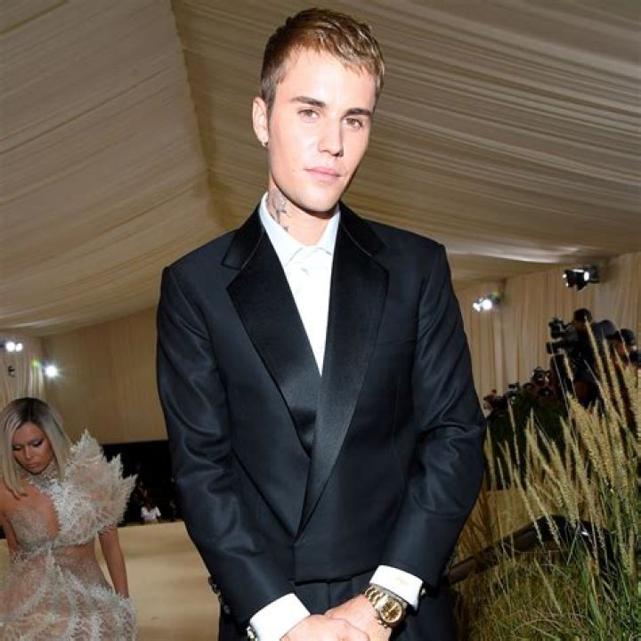 Justin Bieber & More Singers Rocking T-Shirts With Other Artists On Them — PICS