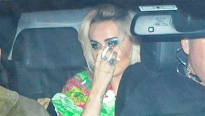 Miley Cyrus Wipes Away Tears Heading To Brazil Concert: Photos – Hollywood Life
