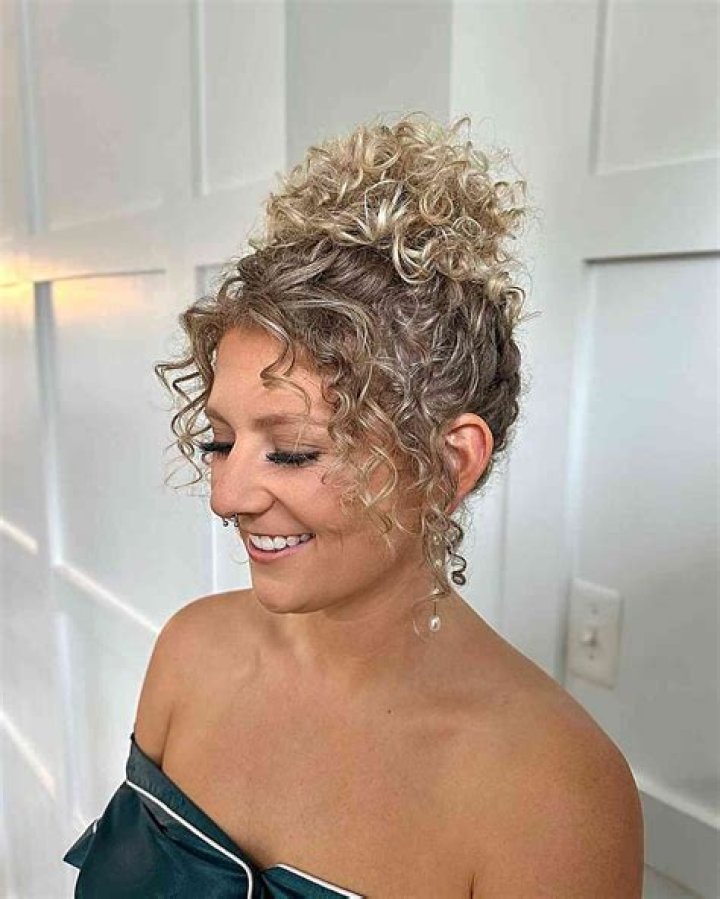 She Debuts Blonde Curly Locks – Hollywood Life