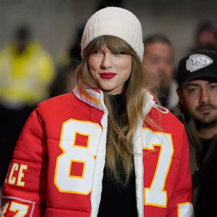 Taylor Swift Sweetly Reps Travis Kelce’s Jersey Number During Freezing Playoff Game: Video